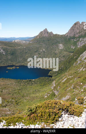 Australia e Tasmania, Cradle Mountain-Lake St Clair National Park. Colomba Lago, Cradle Mountain vista da Marion's si affacciano su Overland Track Foto Stock