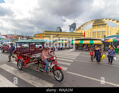 Phnom Penh Cambogia. Il traffico esterno Phnom Penhs Mercato Centrale in Cambogia. Il mercato, progettato dall'architetto Vann Molyvann, è il più grande dei citys. Il suo nome ufficiale è Psar Thmei. (Solo uso editoriale) Foto Stock