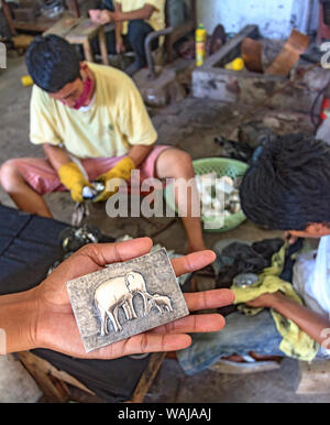 Siem Reap, Cambogia. Giovani uomini lavorare su argento ad artigiani Angkor, un workshop che i treni giovani ignoranti e disabili giovani cambogiani nell'artigianato. (Solo uso editoriale) Foto Stock