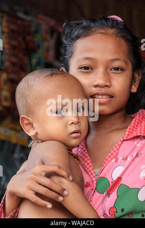 Kompong Pluk (Phluk), Cambogia. Ragazza giovane e neonato. Si tratta di un cluster di tre villaggi fatti di palafitte entro la cassa di espansione del fiume Tonle Sap. (Solo uso editoriale) Foto Stock