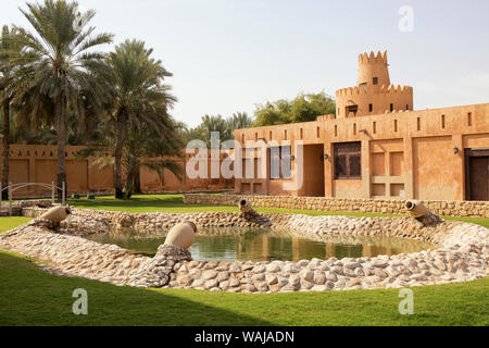 Giardino con piscina. Al Ain Palace Museum costruito da Sheikh Zayed Bin Sultan Al Nahyan. Abu Dhabi, negli Emirati Arabi Uniti. Foto Stock