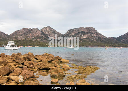 Australia e Tasmania, Parco Nazionale di Freycinet. Coles Bay. I pericoli di tutta la baia sulla costa orientale Foto Stock