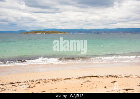 Australia e Tasmania, Parco Nazionale di Freycinet. Promessa di Rock e rifugio isola pericolo off's Beach. Foto Stock