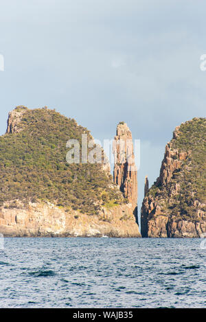 Australia e Tasmania. Le lanterne in Tasman National Park. Cape Hauy candelabro Rock e Totem Pole (arrampicata famose colonne) Foto Stock