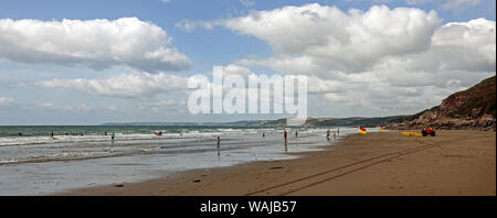 Bagnino di salvataggio su standby a Tregonhawke Beach, Whitsand Bay, Rame, Cornwall Foto Stock