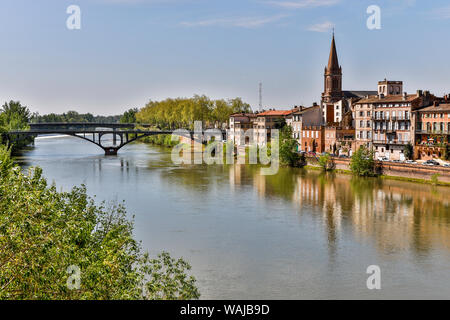 Francia, Montauban. Vista sul fiume di vecchi ponti e città Foto Stock
