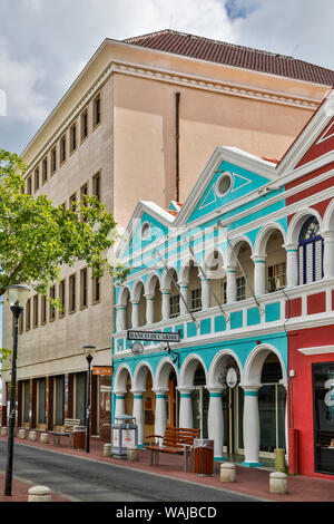 Curacao Willemstad. Guardando verso il basso sulla strada del quartiere per lo shopping Foto Stock