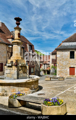 Francia, Alvignac. Town Square Foto Stock