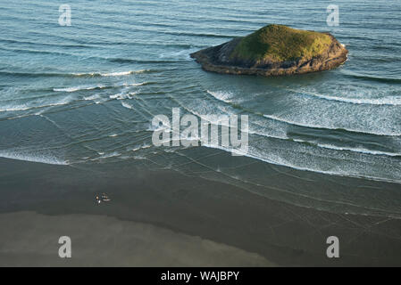 Canada, British Columbia, Pacific Rim National Park. Vista aerea di surfisti a Long Beach. Foto Stock