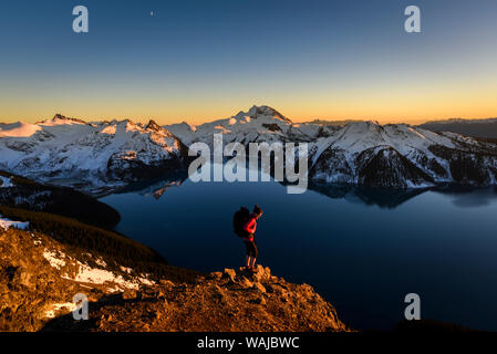 Canada, British Columbia, Garibaldi Parco Provinciale. Donna escursionista su Panorama Ridge. (MR) Foto Stock