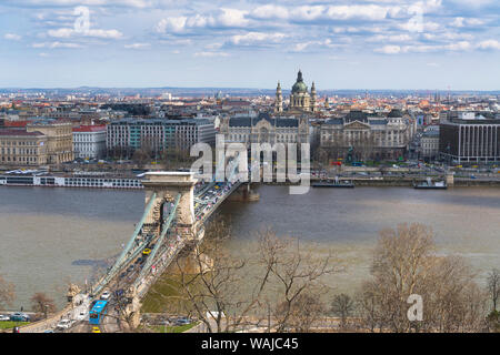 Ponte delle catene di Szechenyi lungo il Danubio dal lato di Buda al lato ovest Foto Stock