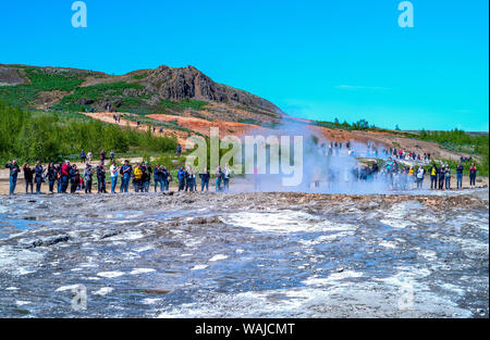 Geysir, Islanda - 30 Maggio 2019: Golden Ring area, una folla di visitatori in attesa per l'Eruzione del geyser Strokkur nel sito geotermico Foto Stock