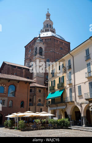 L'Italia, Lombardia, Pavia. Cattedrale e outdoor cafe Foto Stock