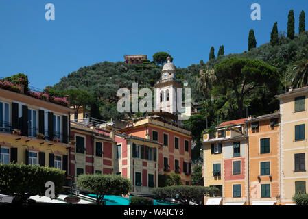 L'Italia, la provincia di Genova e Portofino. Esclusivo villaggio di pescatori sul Mar Ligure, pastello edifici che si affacciano sul porto Foto Stock