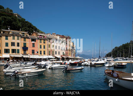 L'Italia, la provincia di Genova e Portofino. Esclusivo villaggio di pescatori sul Mar Ligure, pastello edifici che si affacciano sul porto Foto Stock