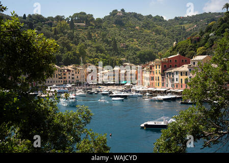 L'Italia, la provincia di Genova e Portofino. Esclusivo villaggio di pescatori sul Mar Ligure, pastello edifici che si affacciano sul porto Foto Stock