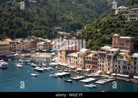 L'Italia, la provincia di Genova e Portofino. Esclusivo villaggio di pescatori sul Mar Ligure, pastello edifici che si affacciano sul porto Foto Stock