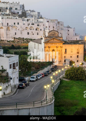 Strada che conduce alla chiesa del Carmine al crepuscolo. Foto Stock