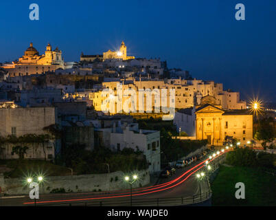 Il pittoresco centro storico di Ostuni in Italia meridionale, costruito sulla cima di una collina e coronata dalla sua Basilica gotica Cattedrale o in serata. Foto Stock