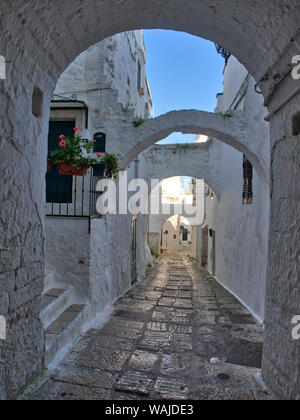 Le strette viuzze del centro storico di Ostuni. Foto Stock