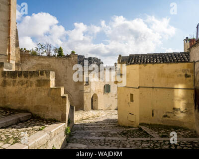 In giro per la città vecchia di Matera. Foto Stock