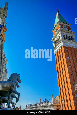 Basilica di San Marco cavalli Campanile torre campanaria Piazza San Marco, Venezia, Italia. Prima eretta nel 1173. La Chiesa ha creato 1063 Annuncio, San Marco reliquie spostato in questa chiesa Foto Stock