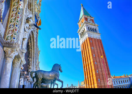 Basilica di San Marco cavalli di bronzo Campanile torre campanaria Piazza San Marco, Venezia, Italia. Prima eretta nel 1173. La Chiesa ha creato 1063 Annuncio, San Marco reliquie spostato in questa Chiesa di Costantinopoli nel 1204 Foto Stock