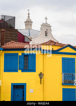 L'Europa, Portogallo Aveiro. Casa Gialla con persiane blu, porte e finestre. Foto Stock