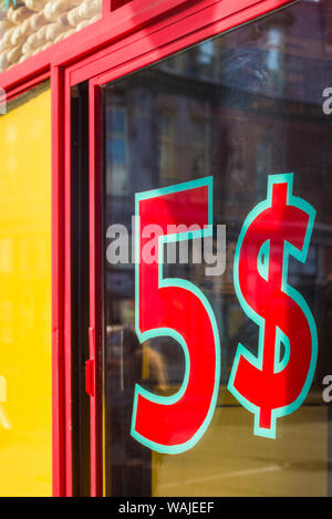 Canada Quebec, Montreal. St-Laurent Street, cinque dollar sign Foto Stock