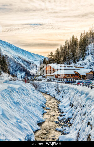 Austria, Kals am Grossglockner. Piccolo ruscello di acqua che scorre tra le montagne in Kals, Austria Foto Stock