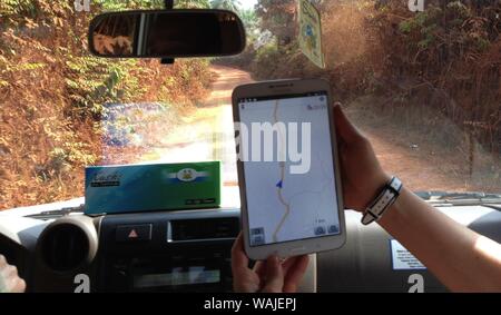 Mappatori di volontariato, organizzato da umanitaria di OpenStreetMap Team (caldo), hanno donato il loro tempo per poter importare i dati GPS (global positioning system) nel programma di OpenStreetMap, in tal modo, assistendo Ebola soccorritori di campo quando accedono alle zone rurali, al di fuori della modalità posizioni durante le loro indagini epidemiologiche. In questa vista, i centri per il controllo e la prevenzione delle malattie (CDC) i membri del personale sono state utilizzando l'applicazione OpenStreetMap dei dati per aiutare a navigare attraverso una strada sterrata tra le città di Kambia e Kabaia, nel distretto di Kambia del paese dell'Africa occidentale della Sierra Leone. Foto Stock