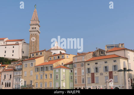 La Slovenia, Pirano. Edifici dalle tonalità pastello intorno Tartinia Plaza sedersi sotto la chiesa parrocchiale di San Giorgio sulla collina. Foto Stock