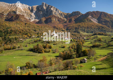 La Slovenia, Dreznica. Il villaggio seduto in una bellissima valle sotto le torreggianti, aspre cime delle Alpi Giulie. Foto Stock