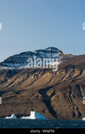 La Groenlandia. Uummannaq. Iceberg e le colline sterili vicino alla città. Foto Stock