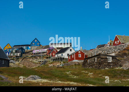 La Groenlandia. Uummannaq. Case colorate punteggiano il paesaggio roccioso. Foto Stock