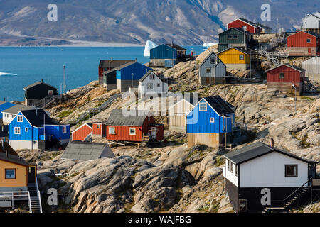 La Groenlandia. Uummannaq. Case colorate punteggiano il paesaggio roccioso. Foto Stock