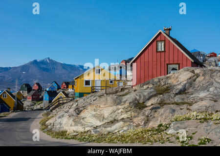 La Groenlandia. Uummannaq. Casa colorati lungo la strada principale. Foto Stock