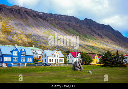 Isafjordur, Islanda, le case in stile tradizionale che si affacciano sulla piazza Tungata Foto Stock