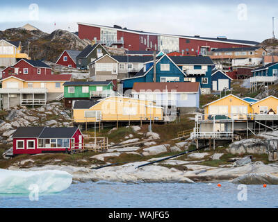 Città Ilulissat sulla riva della baia di Disko in Groenlandia occidentale. Il icebergs nelle vicinanze è elencato come patrimonio mondiale dell'UNESCO. Foto Stock