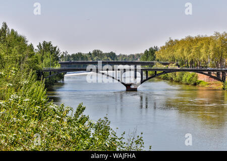 Francia, Montauban. Vista sul fiume di vecchi ponti. Foto Stock