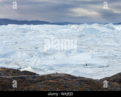 Ai turisti di ammirare il fiordo. Ilulissat Tourist Nature icebergs anche chiamato kangia o Ilulissat Kangerlua. Il icebergs è elencato come patrimonio mondiale dell'UNESCO. Foto Stock