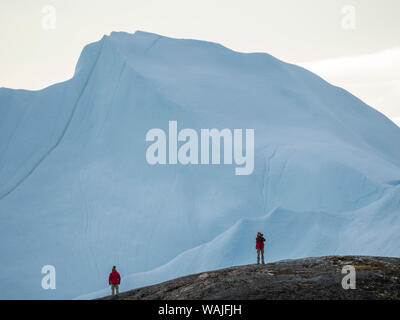 Ai turisti di ammirare il fiordo. Ilulissat Tourist Nature icebergs anche chiamato kangia o Ilulissat Kangerlua. Il icebergs è elencato come patrimonio mondiale dell'UNESCO. (Solo uso editoriale) Foto Stock