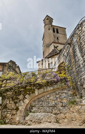 Francia, Saint-Cirq Lapopie. Cerca fino a strutture di pietra nella città. Foto Stock
