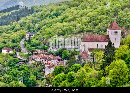 Francia, vista di Saint-Cirq Lapopie oltre il fiume Lot. Foto Stock