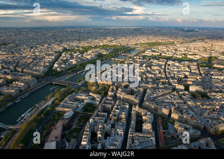 Alto livello di vista su tutta la città di Parigi del quartiere Invalides, con l'ombra della Torre Eiffel. Parigi, Francia Foto Stock