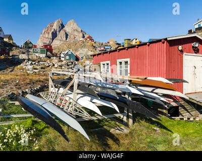 I kayak sulla cremagliera appartenente t il locale kayak club. Piccola cittadina di Uummannaq, a nord-ovest della Groenlandia. Foto Stock