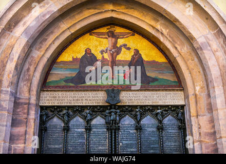 95 Tesi, Gesù crocifissione mosaico, chiesa del castello, Wittenberg, Germania. Porta dove Lutero pubblicato 95 tesi di laurea (1517) a partire Riforma Protestante. mosaico porta e costruito nel 1858 Foto Stock