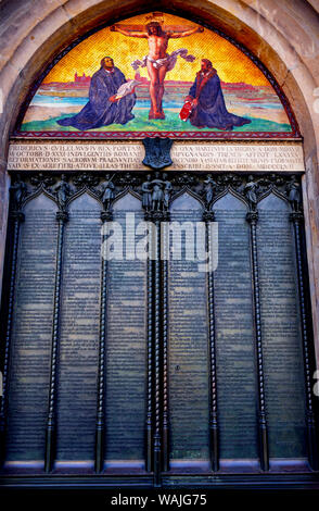 95 Tesi, Gesù crocifissione mosaico, chiesa del castello, Wittenberg, Germania. Porta dove Lutero pubblicato 95 tesi di laurea (1517) a partire Riforma Protestante. mosaico porta e costruito nel 1858 Foto Stock