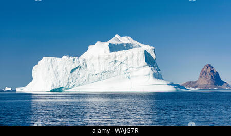 Uummannaq Isola e iceberg nel fiordo di Uummannaq sistema, a nord-ovest della Groenlandia. Foto Stock