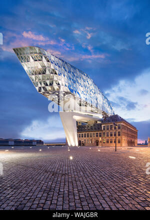 Porto di Anversa Casa al crepuscolo. Zaha Hadid Architects aggiunto un vetro interno a un rinnovato la stazione dei vigili del fuoco. Foto Stock